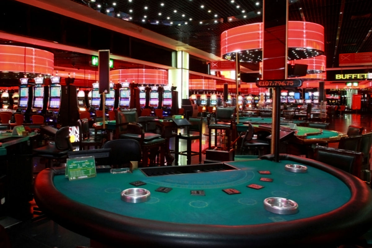 Živé stoly s ruletou a kartovými hrami v kasíne Estoril